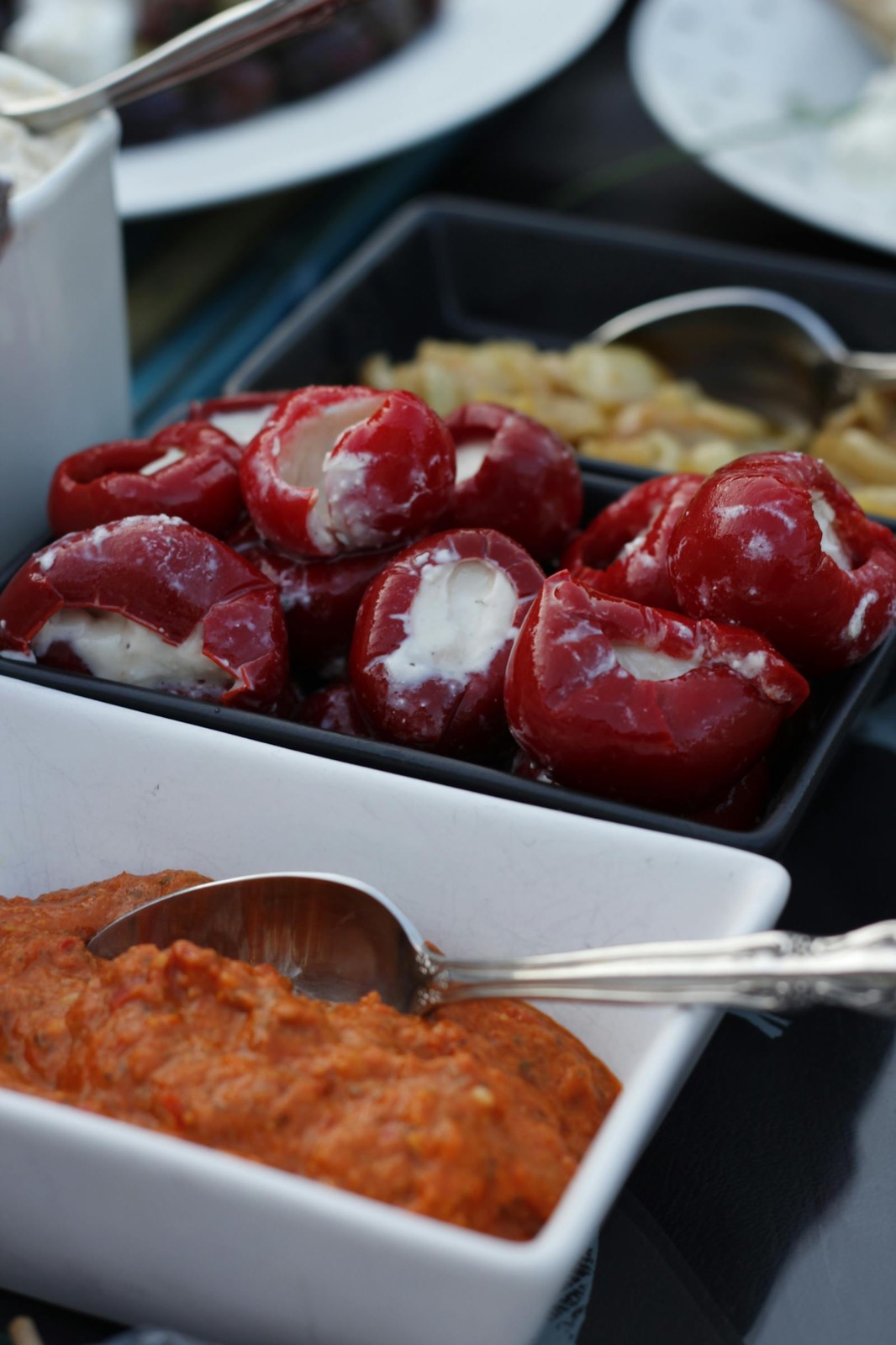 Antipasti: poivrons farcis ricotta, charcuterie italienne