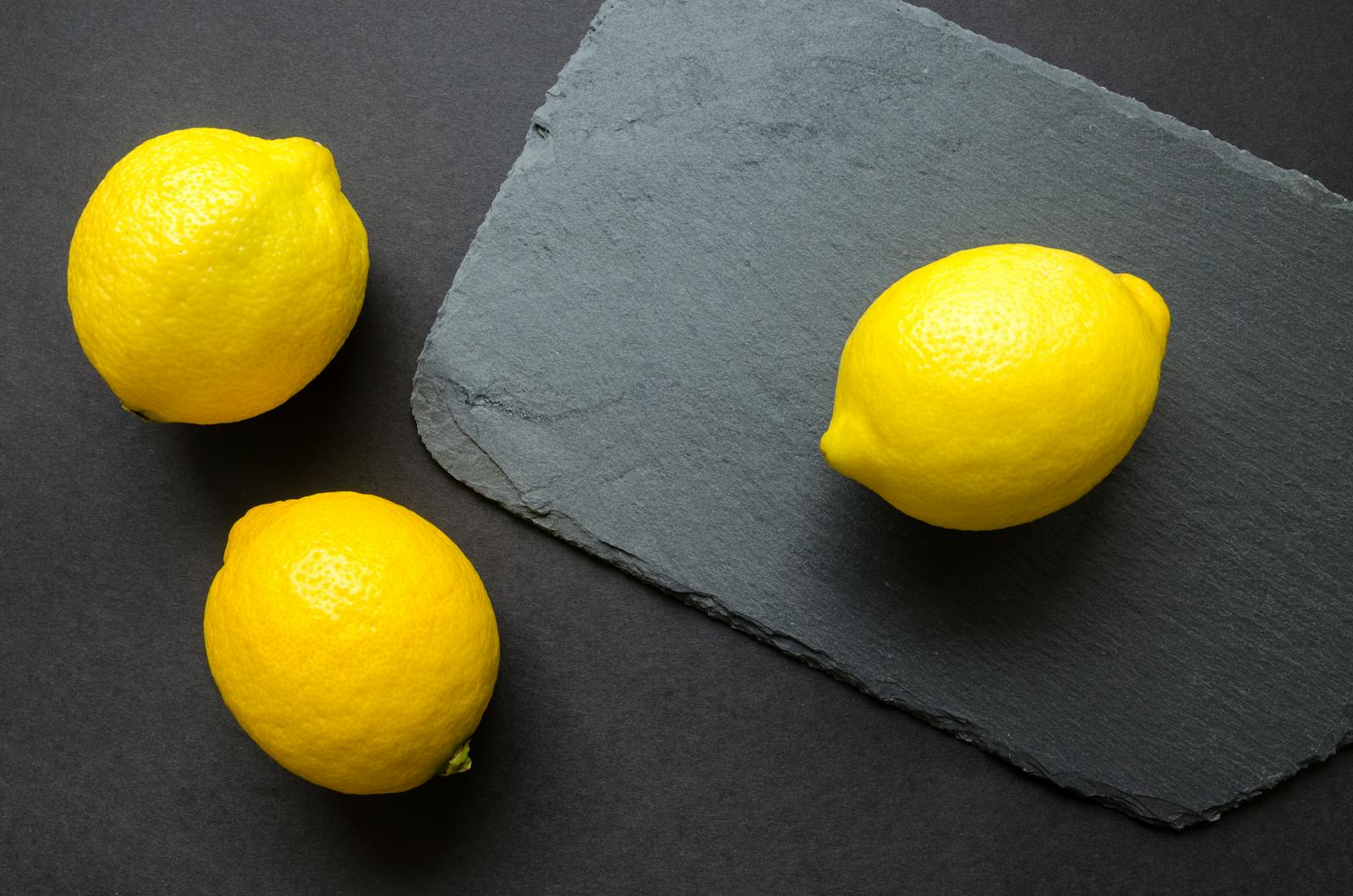 Citrons de Menton sur ardoise sombre