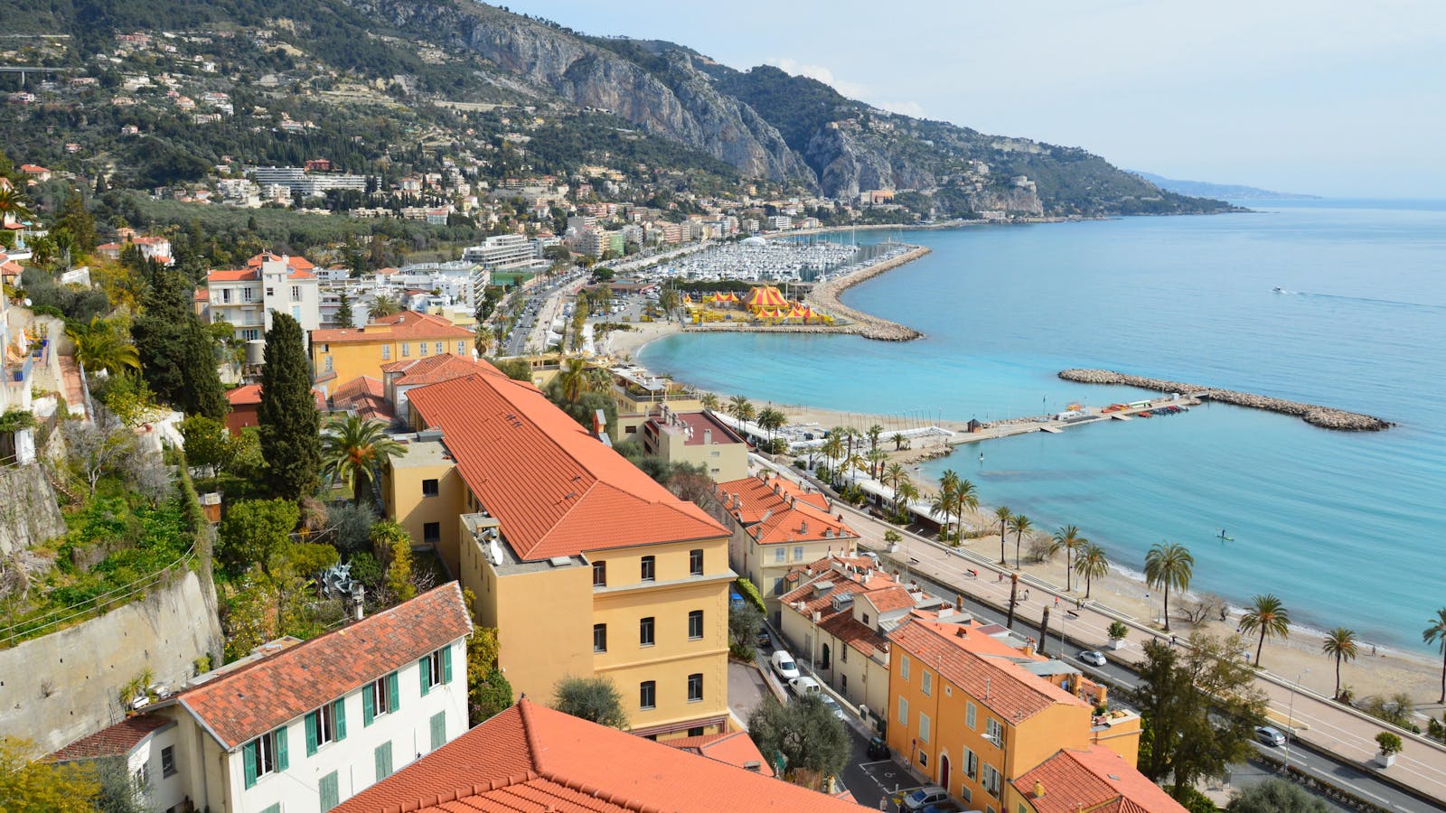 Vue aérienne du front de mer de Menton
