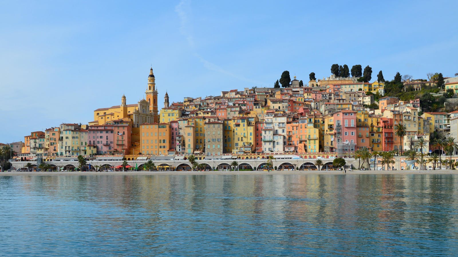 Façades pastel du Vieux Menton vues depuis la mer
