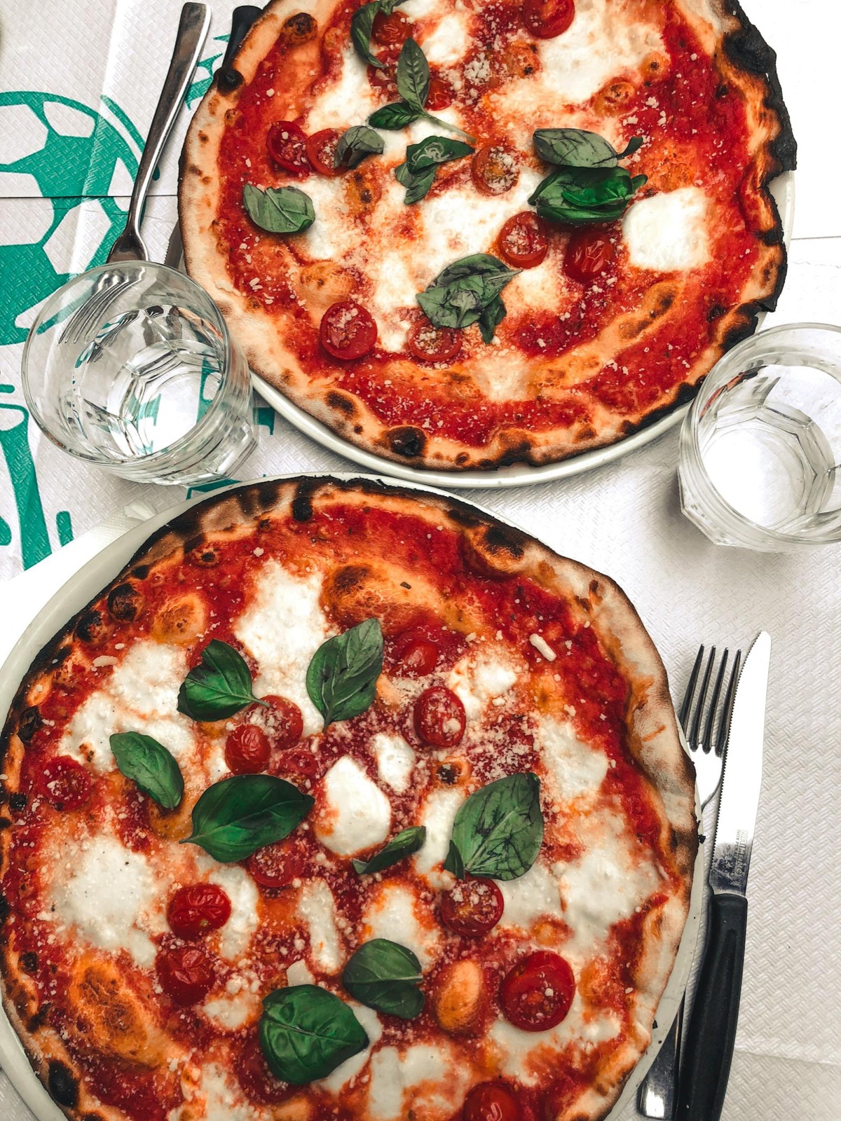 Deux pizzas margherita au feu de bois, basilic frais