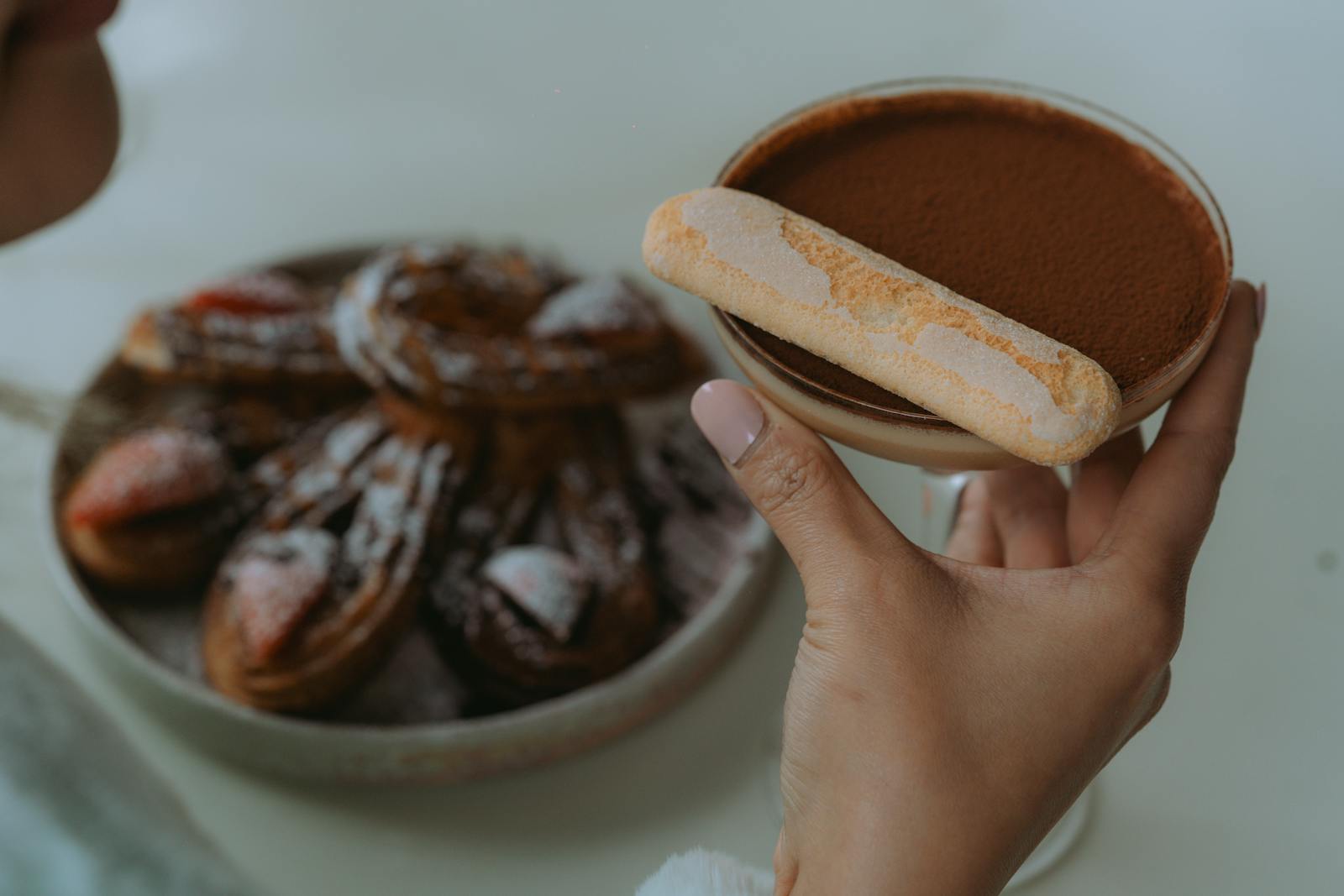 Tiramisu maison, cuiller de biscuit savoiardi, cacao